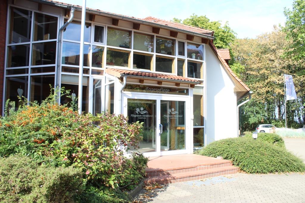 Außenansicht eines Nebeneinganges des Hauses.