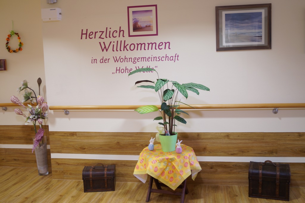 Ein Doppelzimmer, ordentlich hergerichtet in einer Dachgeschosswohnung, Blick zum Fenster.