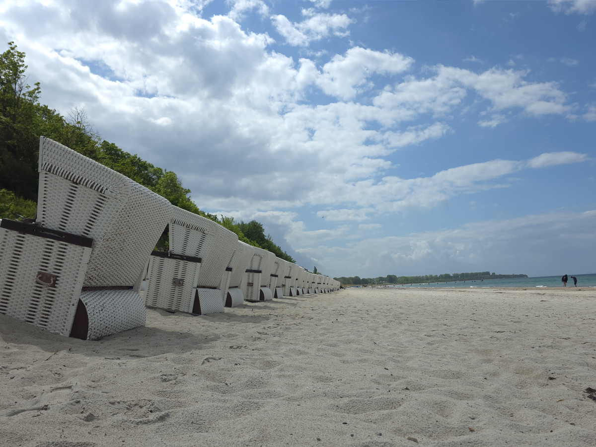 Der Strand von Rerik mit Strandkörben, aufgebaut in einer langen Reihe.